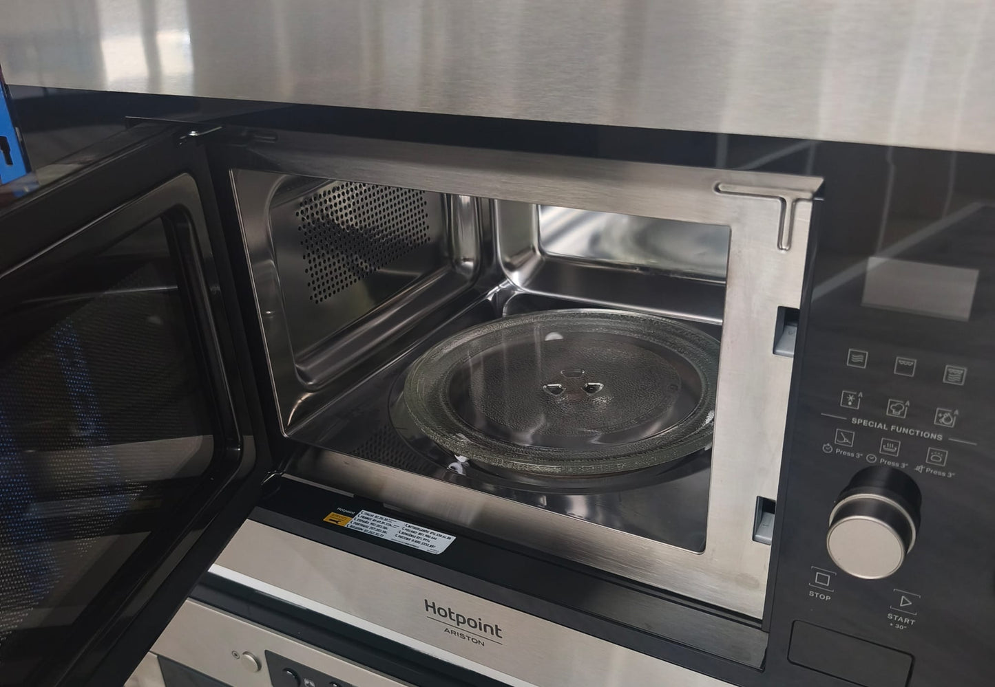 Outlet | Micro-ondas Encastre Hotpoint MF20G IX HA | 20L, 800W