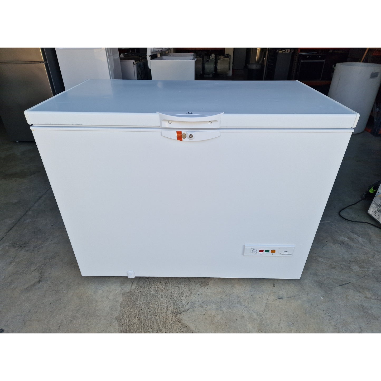 Outlet | Indesit Arca Congeladora OS 2A 300 H | Recondicionado NOVO | Tampo C/ Marcas | 18 Meses Garantia
