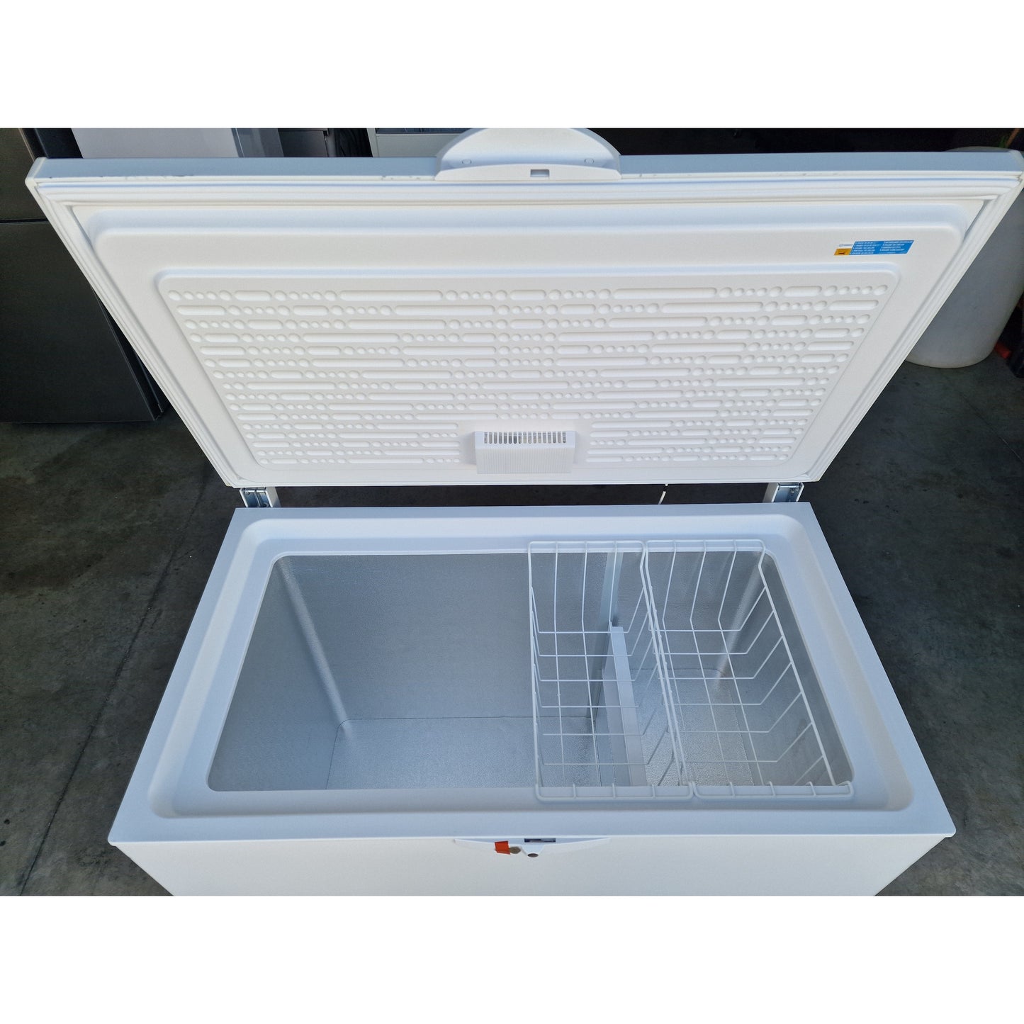 Outlet | Indesit Arca Congeladora OS 2A 300 H | Recondicionado NOVO | Tampo C/ Marcas | 18 Meses Garantia