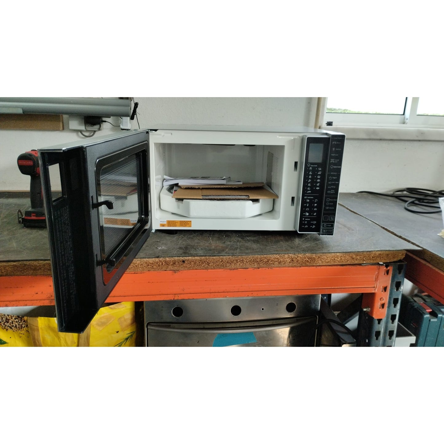 Outlet | Micro-ondas Whirlpool MWP 303 SB | 30L, 900W, Grill 1050W